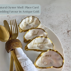 Cartes de visite de mariage en or antique avec coquille d'huître. Marque-places personnalisés pour fête de mariage. Cadeau d'invité au mariage. Cadeau de coquillage de mariage côtier.