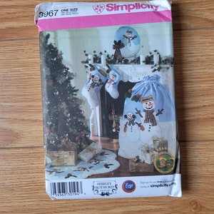 Simplicity crafts 3967, christmas decorations, christmas pattern, christmas stocking, treeskirt pattern uncut and FF
