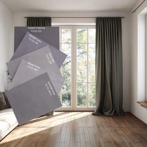 Könnte beinhalten: Präsentation von grauen Farbmustern in einem Raum mit Holzboden, einem weißen Fenster und grauen Vorhängen. Die Muster sind mit "Classic Charcoa", "Starlight Grey", "Silver Mist", "Winter Frost" und "Snowfall Grey" beschriftet.