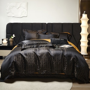 Può includere: Set di biancheria da letto con motivo nero e oro con testata nera e un cuscino decorativo con il testo "Lucky Day".