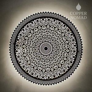 ハンドメイドのモロッコ風ラウンドシーリングライト – 精巧なマンダラ模様と壁面を照らすアンビエントライト