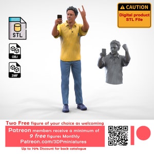 Può includere: Un modello 3D digitale di una persona che tiene uno smartphone. Il modello è disponibile nei formati di file STL, OBJ e 3MF. L'immagine include anche un codice QR e un cerchio rosso.