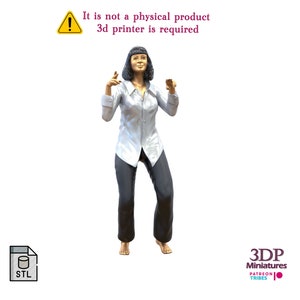 Può includere: Una miniatura stampata in 3D di una persona che indossa una camicia bianca e pantaloni neri, che balla con le braccia alzate. L'immagine include il testo "It is not a physical product 3d printer is required" e "3DP Miniatures PATREON TRIBES".