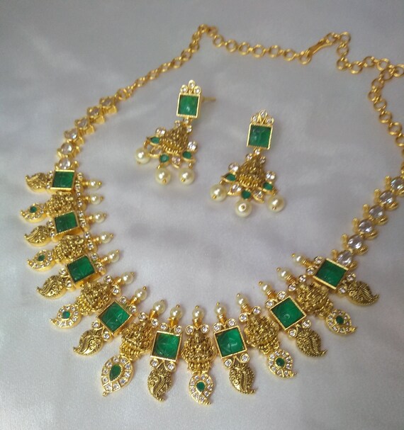 Green stone hotsell necklace online