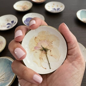 Trinket dish decorated with real flowers