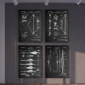 以下が含まれることがあります： 弓や矢などのアーチェリー用具の技術的なイラストが描かれた4枚の白黒の特許プリントセット。ダークグレーの壁にグリッド状に飾られ、その下には茶色のレザーソファと円形のガラステーブルが配置されています。