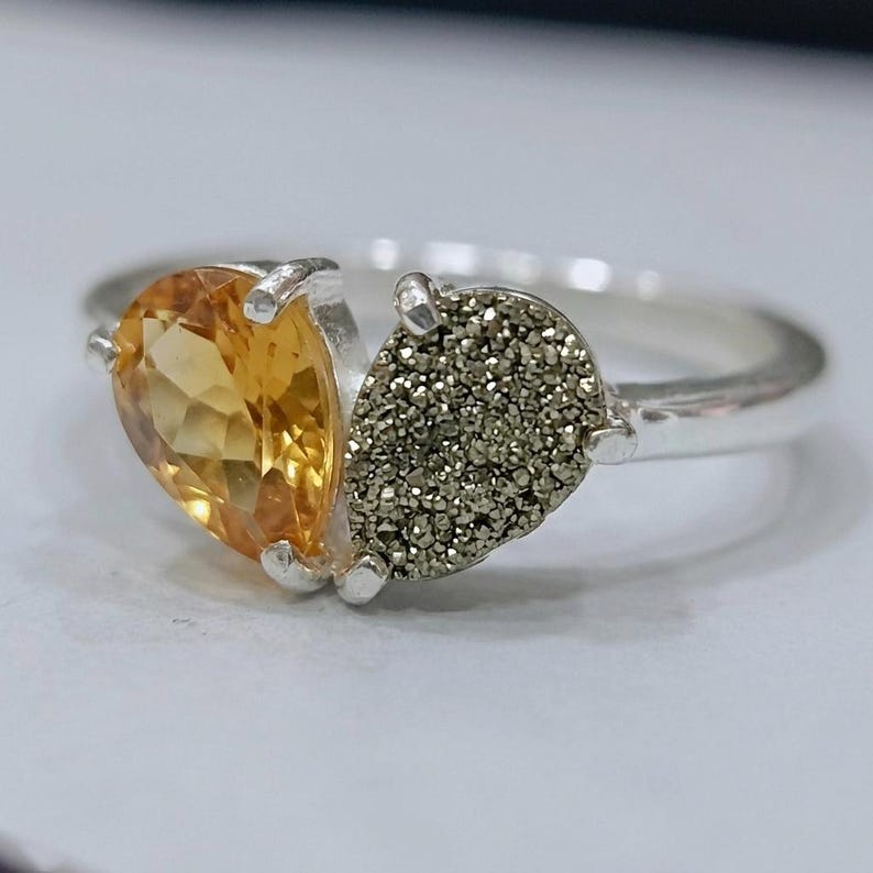 Natuurlijke citrien ruwe toi-et-moi-pyrietring: verguld sterlingzilver afbeelding 12