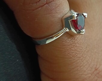 Anillo de granate rojo de 7 mm, anillo de plata de ley 925, anillo de granate talla trillón, anillo de piedra natal de enero, joyería artesanal con piedras preciosas.