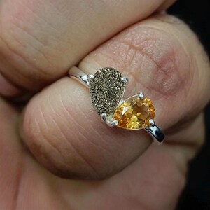 Natuurlijke citrien ruwe toi-et-moi-pyrietring: verguld sterlingzilver afbeelding 16
