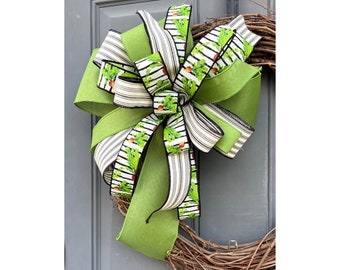 Green Thumb Vegetable and Stripes Farmhouse Wreath Bow, Gardener Gift, Country Kitchen or Garden Decor