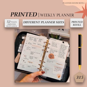 Op de afbeelding: Een close-up van een zwarte en gouden planner met een witte wekelijkse planner-inleg. De planner is open op een pagina met handgeschreven notities en een sticker met de tekst "Time for a break". De planner wordt vastgehouden door een hand met rode nagellak. De afbeelding bevat ook tekst die "PRINTED | WEEKLY PLANNER", "52 PAGES PRINTED FRONT & BACK", "DIFFERENT PLANNER SIZES" en "PRINTED REFILL" zegt.