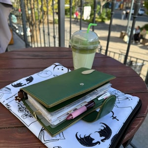 Filofax-stil läderkalenderomslag – A5, personligt, fickoringar – handgjord ringpärm – anpassad personlig läderkalender, 017