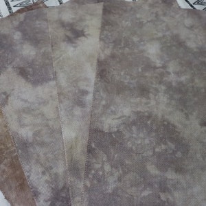 Puede incluir: Cinco piezas de tela en varios tonos de marrón y beige con un efecto moteado, tie-dye.