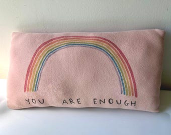 Almohada hecha a mano "Eres suficiente" del orgullo gay LGBTQ+ Queer