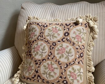 Almohadón vintage con estampado de leopardo y flores bordado con borlas de bellota