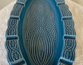 Plato de cerámica de arte azul de mediados de siglo
