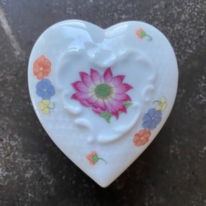 Philippe Deshoulieres Porcelaine de Limoges France Boîte en forme de coeur avec fleurs et papillons