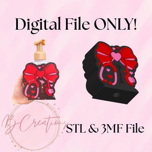 Pode incluir: A imagem mostra um dispensador de sabonete e uma pilha de itens decorativos. O dispensador de sabonete é adornado com um laço vermelho e um design de coração. O texto "Digital File ONLY!" e "STL & 3MF File" são visíveis.
