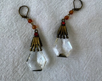 Brincos vintage de cristal checo com detalhes em latão e strass.