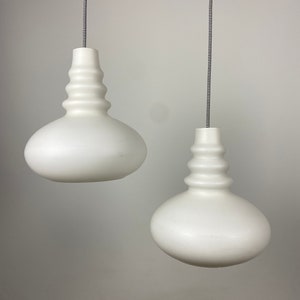 1 sur 2 Lampe suspendue en verre dépoli blanc de Peill et Putzler, 1960