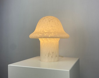 Weiße wolkige Glas Peill und Putzler Pilz Tischlampe 1970