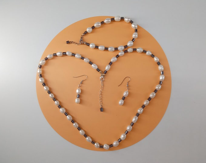 Jewelry,  freshwater pearls and hemalyke beads, 3 pieces set, necklace, bracelet and earrings, white and dark gray.
