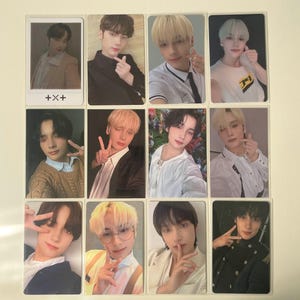 Puede incluir: Doce tarjetas fotográficas rectangulares con esquinas redondeadas, que muestran a un joven en varias poses y atuendos. Las tarjetas están dispuestas en tres filas de cuatro. Cada tarjeta tiene un borde blanco. El texto "+x+" es visible en una tarjeta.
