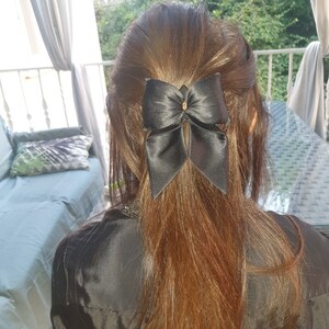 Bow tie jewel bar in black silk