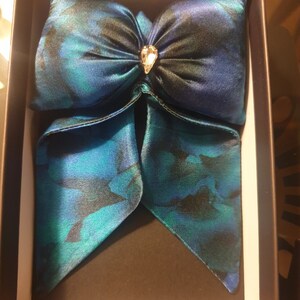 Barra de mariposa de seda azul decorada con una joya