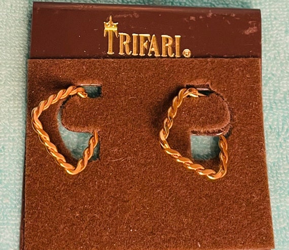 Trifari gold plated twist triangle hoops earrings - image 2