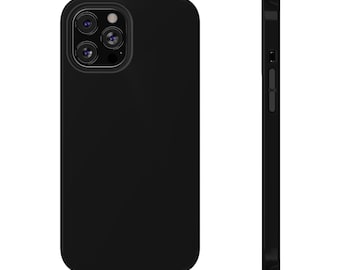 以下が含まれることがあります： マット仕上げの黒い携帯電話ケース。ケースには、3つのレンズとフラッシュを備えたカメラの切り抜きがあります。側面図は、ケースのボタンとスリムなプロファイルを示しています。スマートフォンを保護するように設計されています。