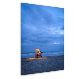 Wydruk fotografii nocnej na plaży – wózek z lodami pod niebem o zmierzchu | Sztuka ścienna o zachodzie słońca na oceanie | Spokojna scena nadmorska | Dekoracja marzycielskiej niebieskiej godziny