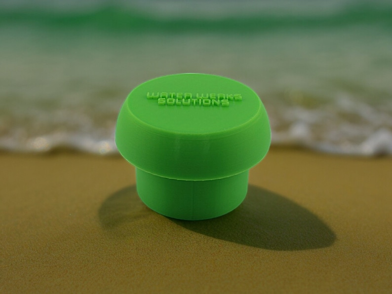 Peut inclure: Un bouchon de bouteille en plastique vert vif avec les mots "Water Works Solutions" en relief sur le dessus.