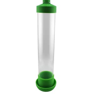 Peut inclure: Un tube en plastique transparent avec un dessus et une base verts. Le tube est con&ccedil;u pour nourrir les oiseaux et a un bec verseur en haut.
