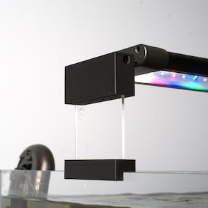 Nicrew C10 24h/24, 7j/7 (base de 3 po. de large), socle surélevé attrayant et stable, monture LED de qualité, optimisation de l'éclairage, élégant et robuste