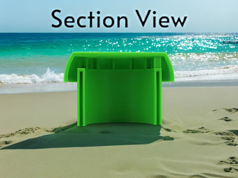 Peut inclure: Vue en coupe d'un objet rond en plastique vert avec un dessus plat et un centre creux. L'objet est pos&eacute; sur une plage de sable.