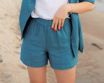 Short en lin classique pour femme. Short minimaliste avec poches et taille élastique. Short taille haute. Short élégant en lin ample pour l'été.