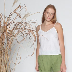 Top de lino blanco con tirantes finos. Camisola de lino ajustable. Camiseta de tirantes de lino para mujer. Blusa de verano. Top básico de lino.