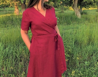 Robe en lin grande taille pour la mère de la mariée. Robe d'invité de mariage minimaliste. Robe de cocktail romantique. Robe portefeuille adaptée aux soins infirmiers. Robe personnalisée