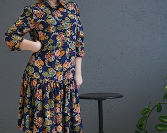 Tea length vintage dress. Loose floral shirt dress.  Elegant dress with long sleeves. Button front viscose dress. Flowing soft 90s dress.