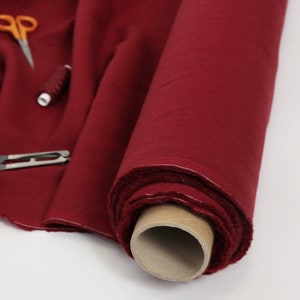 Bordeaux roter Leinenstoff Meterware. Dunkelroter Leinenstoff als Meterware. Mittelgewicht, weiches rotes Leinen Kleid Stoff zum Nähen von Kleidung.