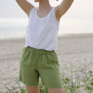 Sofort versandfertig. Minimalistische Leinenshorts mit Taschen. Leinen Shorts für Damen. Stilvolle, bequeme, klassische Leinen Sommershorts mit elastischer Taille.
