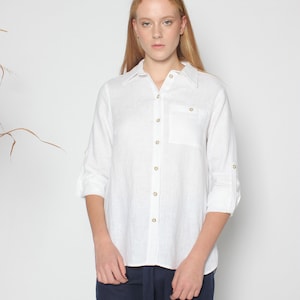 Klassisches weißes Leinenhemd für Damen. Leinenhemd mit Brusttasche. Langärmeliges, durchgehend geknöpftes Hemd mit klassischem Kragen. Weißes Shirt für den Sommer