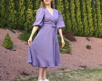 Fliederfarbenes Leinen-Wickelkleid: Midi-Kleid mit Puffärmeln für Hochzeitsgäste