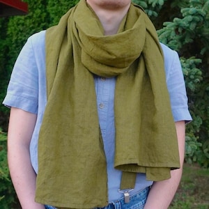 Sciarpa, scialle e bandana in lino da uomo, colore verde militare. Sciarpa grande o piccola. Regalo di Natale per lui. Morbido scialle unisex fatto a mano.
