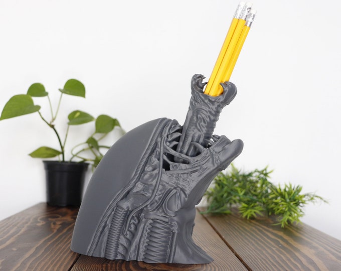 Alien Head Pen Holder • Xenomorph Face Home Decor • 3d Printed Sci-fi Movie Figure