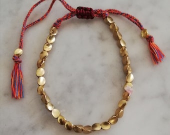 Bracciale tibetano con perline buddiste in rame portafortuna. Ampia scelta di stili e colori.