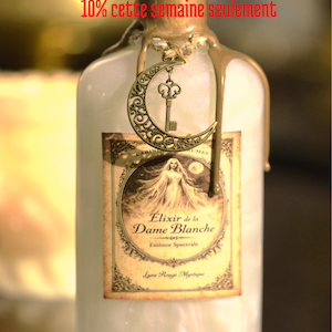 Może przedstawiać: Biały ceramiczny kubek z czarnym uchwytem i napisem "But First, Coffee" czarną, pogrubioną czcionką. Kubek stoi na białej powierzchni. Kubek ma prawdopodobnie 325 ml.