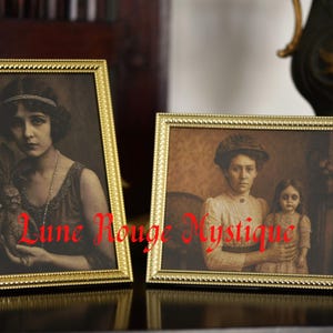 Pode incluir: Dois retratos antigos com moldura dourada. Um apresenta uma mulher segurando um vegetal de raiz, o outro uma mulher e uma criança. O texto "Lune Rouge Mystique" é sobreposto nas imagens. As molduras têm uma borda de contas.