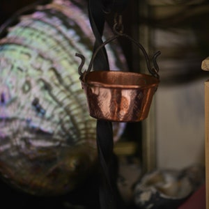 Vintage Kupferkessel mit schmiedeeisernem Sockel – Wicca-Esoterik-Dekoration, Hexenaltar, Kuriositätenkabinett